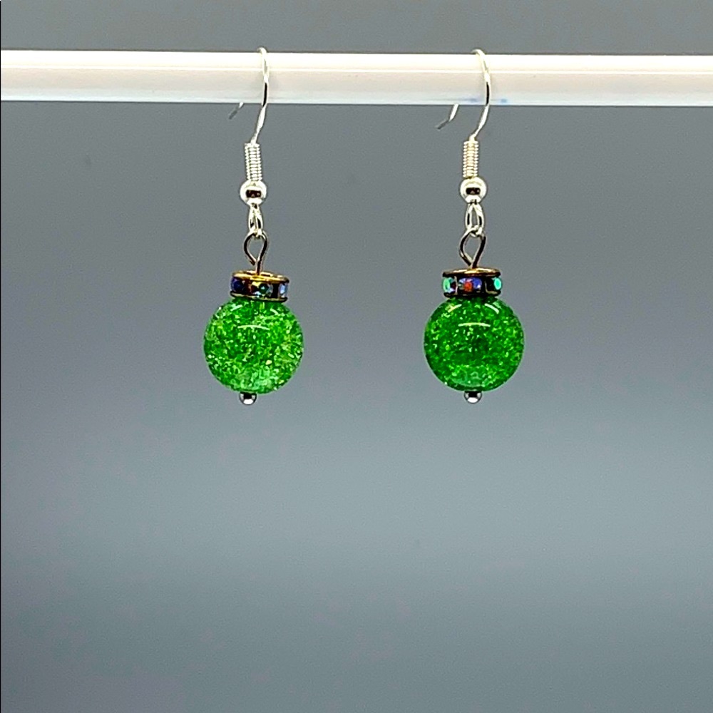 20336 ⭐️Green glass crackle earrings⭐️